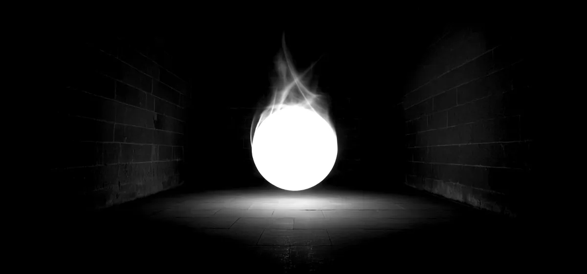 Une sphère de lumière blanche dans une pièce sombre