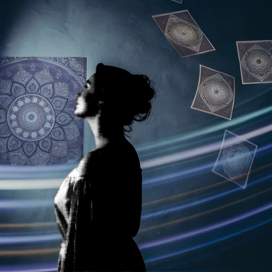 Silhouette de femme face à des motifs en suspension