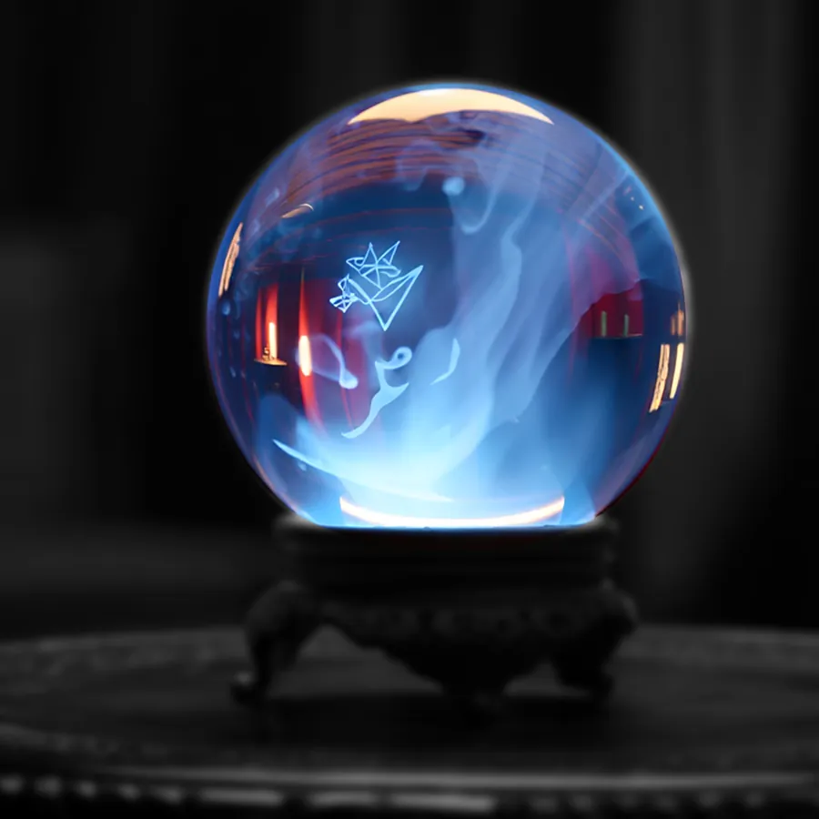 Boule de cristal bleutée sur un guéridon