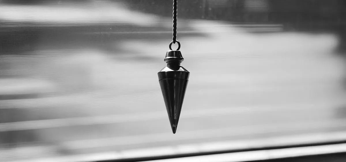 Pendule noir en suspension, photo en noir et blanc