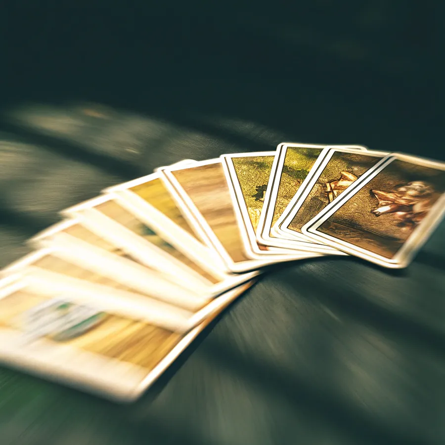 Éventail de cartes de tarot en mouvement